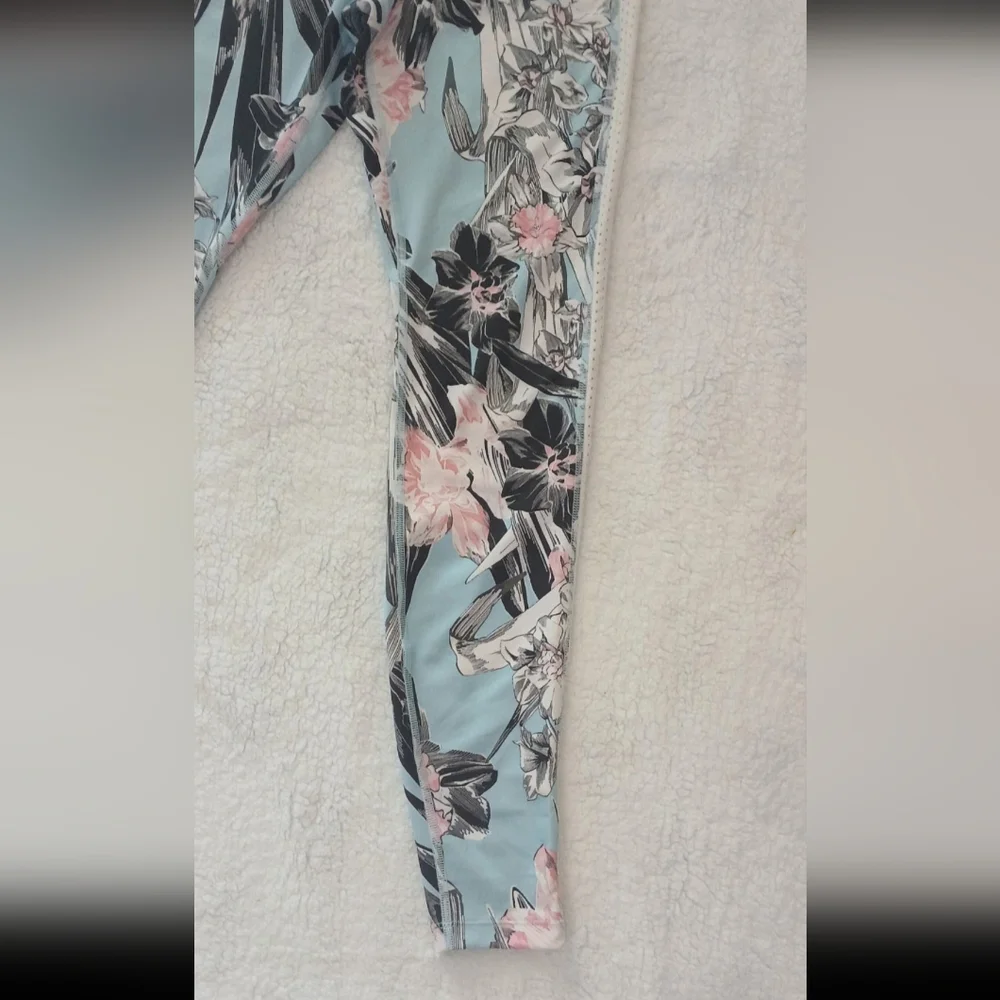 NWOT. NIKE Legging Floral w/Mesh Panel SZ Small. Blue/white/pink/black. - Picture 6 of 13